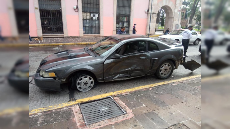 Choca en el Acueducto y se quiere fugar, policías lo detienen 