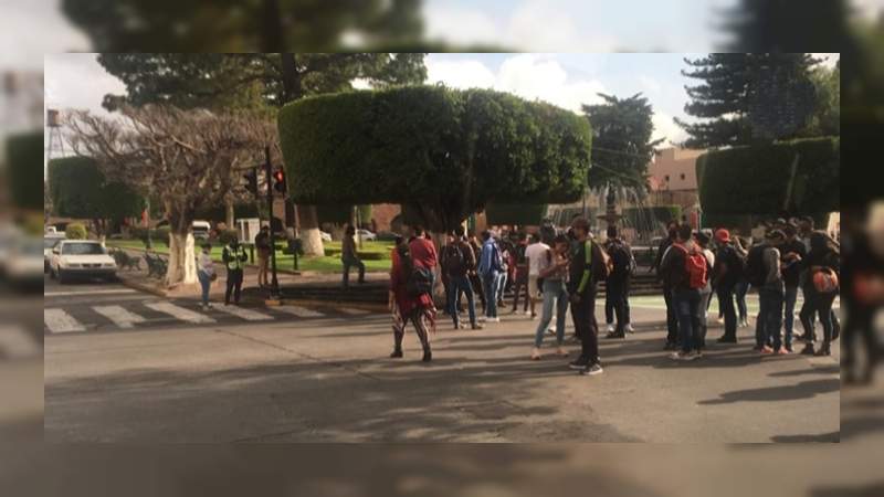 Normalistas bloquean la circulación frente a  Las Tarascas 