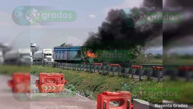 Se registran bloqueos y quema de vehículos en la autopista Celaya – Salamanca; líder criminal habría sido detenido 