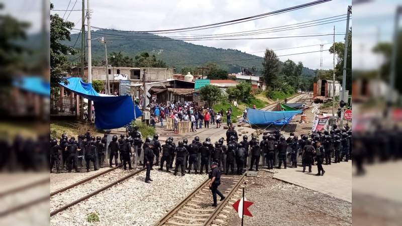 Fuerzas de seguridad desalojan las vías del tren que mantenían normalistas, informa Aiemac 