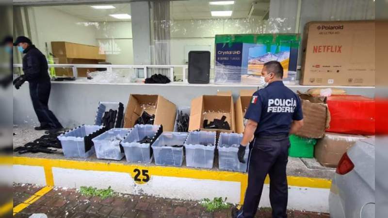 Detienen a dos hombres con 80 rifles de asalto en Maravatío, Michoacán  