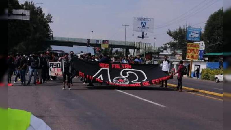 Normalistas marchan por los 43 desaparecidos de Ayotzinapa 