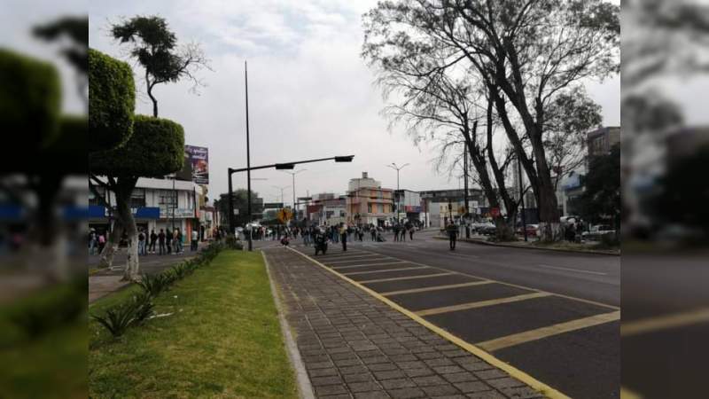 Normalistas bloquean la vialidad frente al obelisco a Lázaro Cárdenas 