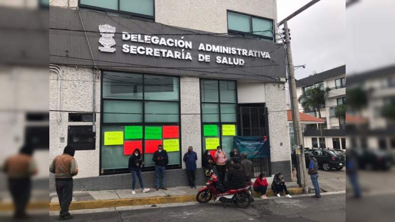 Se manifiestan en la sede de la Secretaría de Salud en Michoacán 