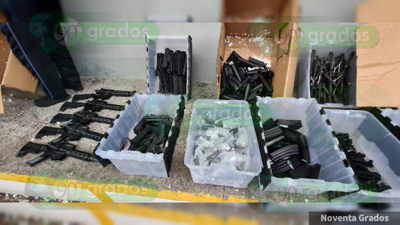 Aseguran 80 rifles de asalto que eran transportados en un camión en el Estado de México