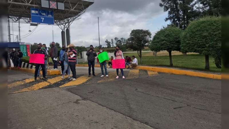 Docentes toman casetas de cobro en Michoacán 