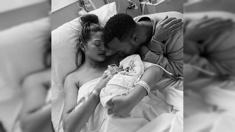 La modelo Chrissy Teigen hace una triste publicación en sus redes tras la pérdida de su bebé 