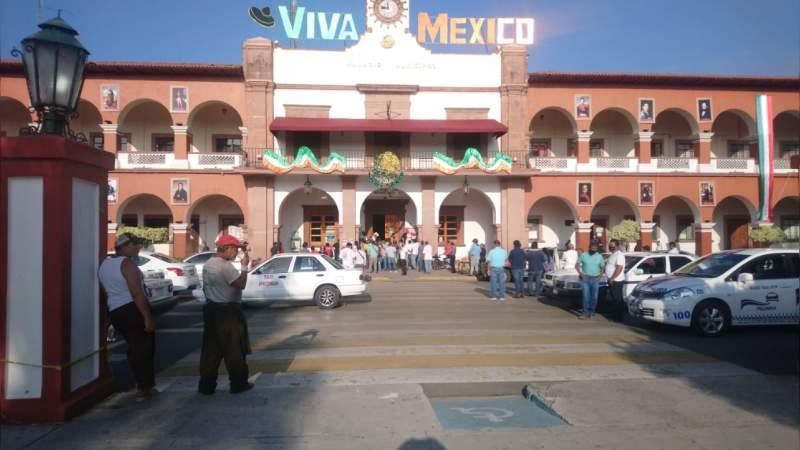 Ante ola de robos protestan transportistas en Apatzingán, Michoacán