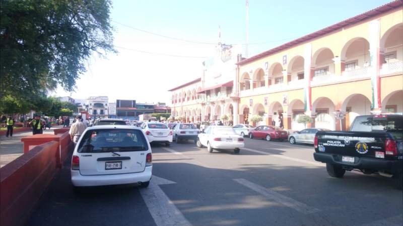 Ante ola de robos protestan transportistas en Apatzingán, Michoacán