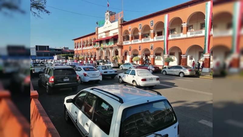 Ante ola de robos protestan transportistas en Apatzingán, Michoacán
