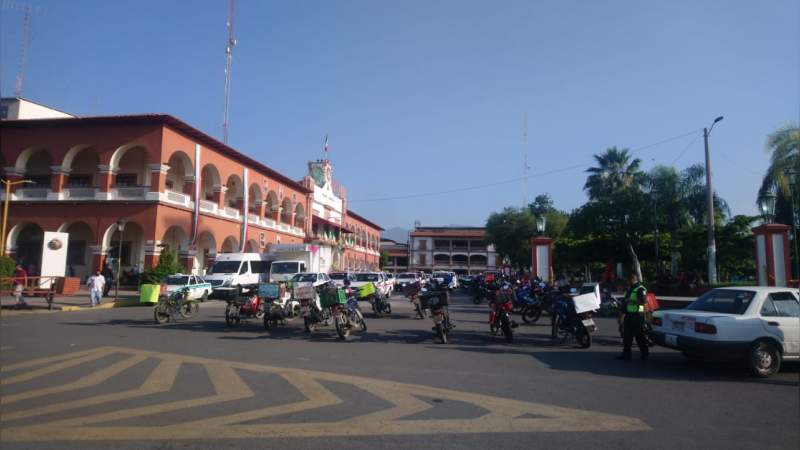 Ante ola de robos protestan transportistas en Apatzingán, Michoacán