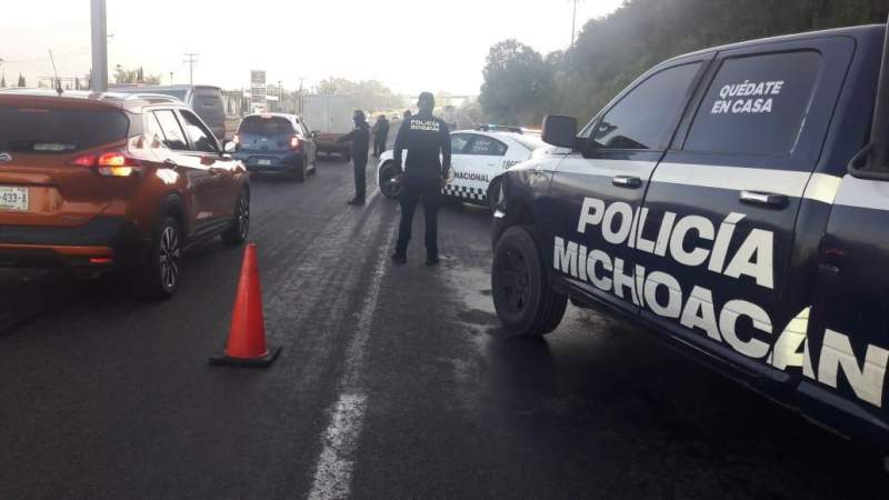 Normalistas bloquean la carretera Morelia-Pátzcuaro