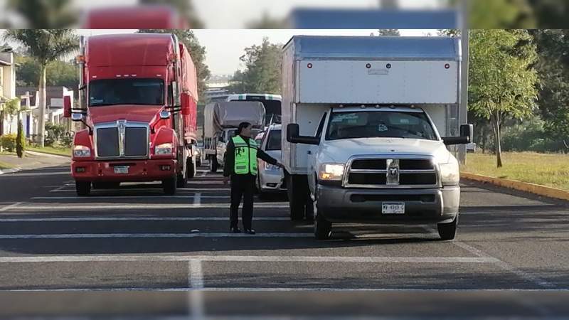 Normalistas bloquean la carretera Morelia-Pátzcuaro