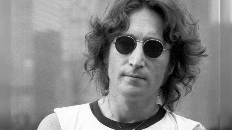 John Lennon hoy cumpliría 80 años pero su vida de Rockstar acabó con él, la gente lo recuerda 
