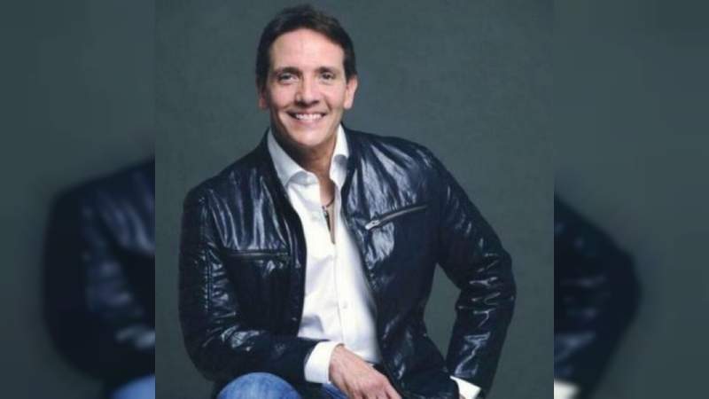 Ex integrante de Menudo se molesta y habla sobre la nueva serie de la banda 