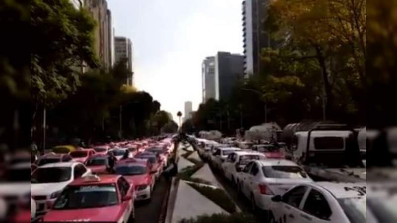 Protestan en la CDMX taxistas arriban al Ángel de la Independencia 
