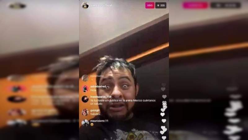 El famoso luchador Carístico muestra su rostro por error en un video en vivo de Instagram 