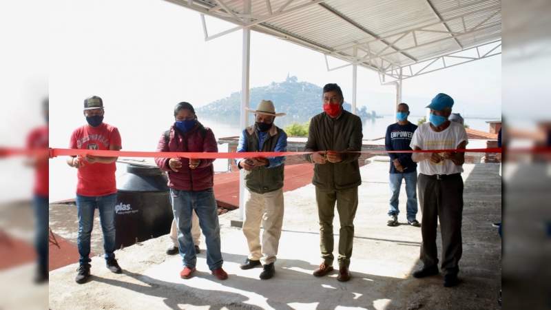 Inaugura Víctor Báez techumbre en cancha deportiva de la Isla Tecuena 