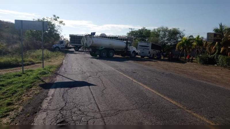 Bloquean la carretera Apatzingán – Nueva Italia 