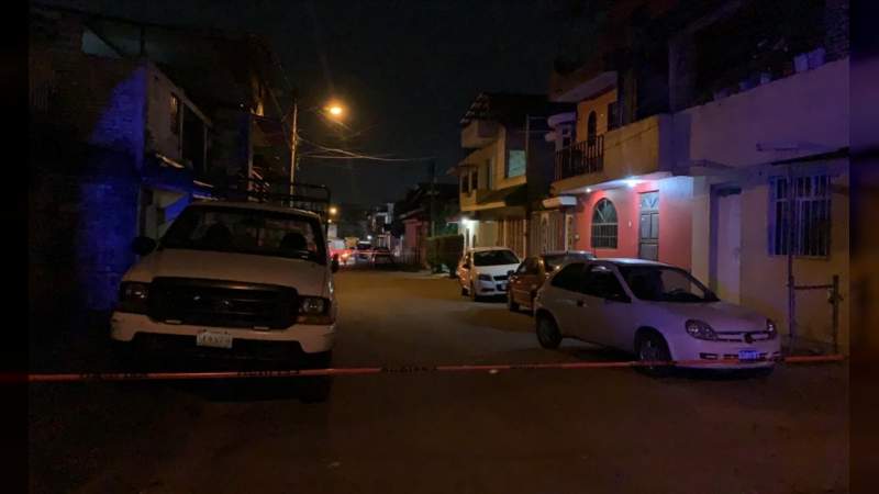 Motosicarios ejecutan a balazos a un joven en Uruapan, Michoacán 