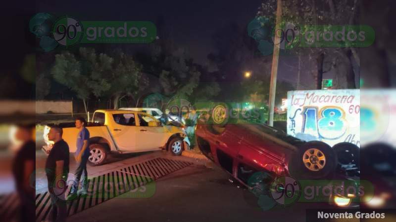 Aparatoso choque-volcadura deja 4 heridos, en el libramiento de Uruapan, Michoacán 