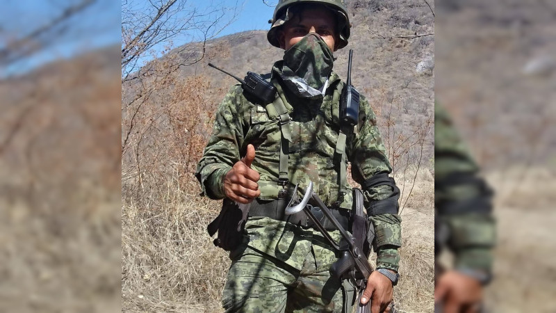 Con uniformes apócrifos y reunidos con militares, circulan fotos de miembros del crimen organizado en Michoacán