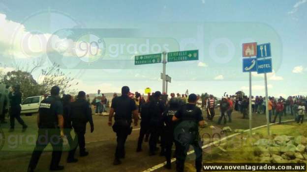 Bloquean carretera tras detención de presunto líder de talamontes, en Michoacán; hay 24 detenidos - Foto 0 