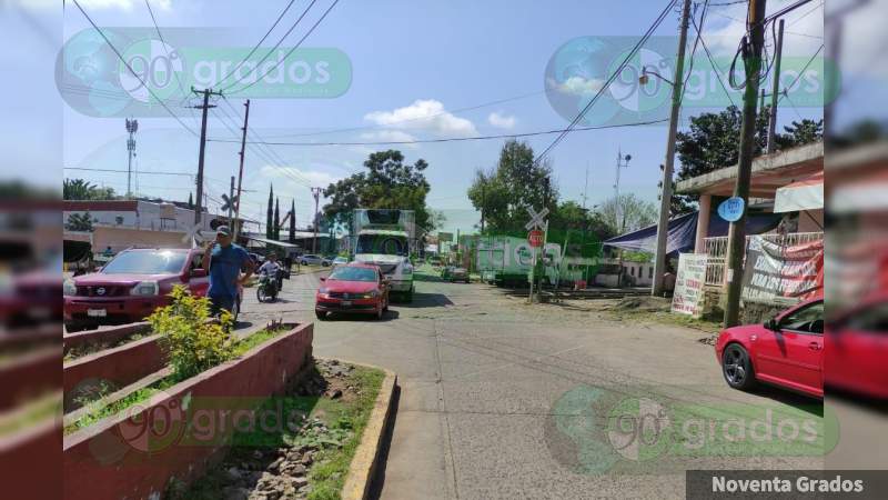 Profesores de la CNTE se apoderan de vehículos en Uruapan 