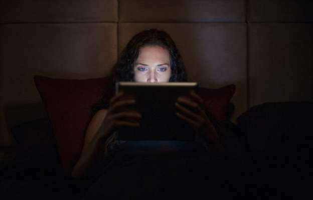 Usar la tableta antes de dormir altera la calidad del sueño 