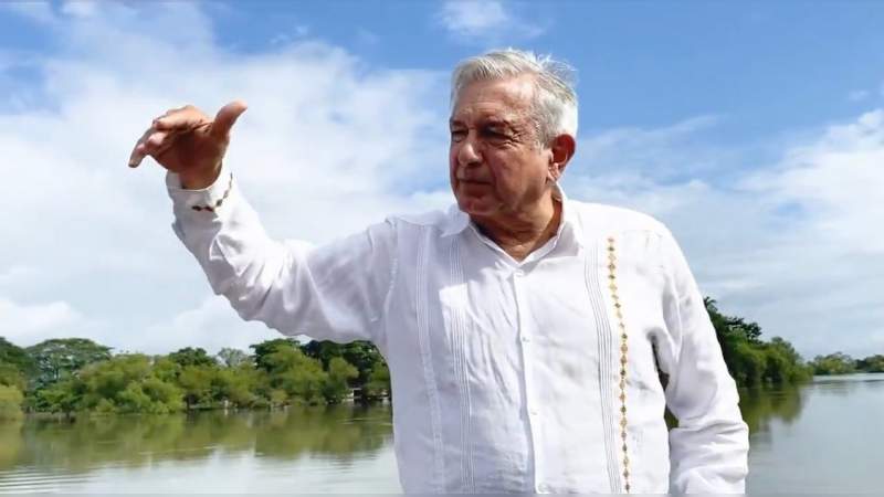 Acusan montaje de AMLO en su gira por Tabasco: Simulaba hablar a damnificados pero había más periodistas y soldados que habitantes