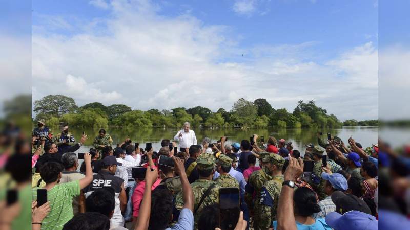 Acusan montaje de AMLO en su gira por Tabasco: Simulaba hablar a damnificados pero había más periodistas y soldados que habitantes