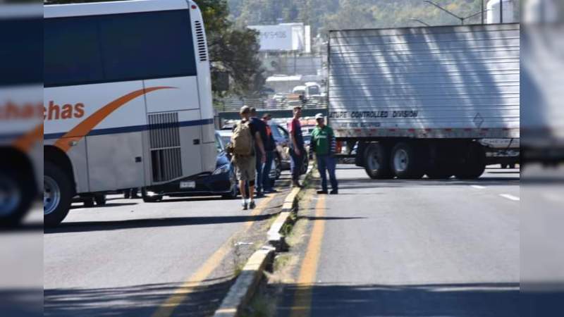 Normalistas bloquean este martes la salida a Pátzcuaro