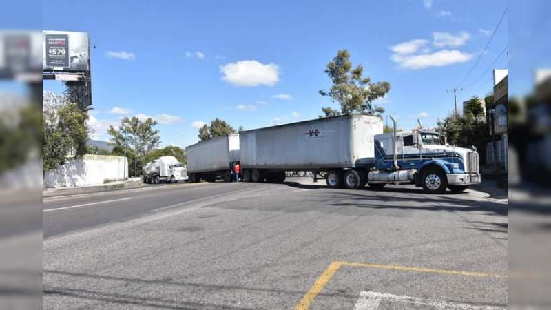 Normalistas bloquean este martes la salida a Pátzcuaro