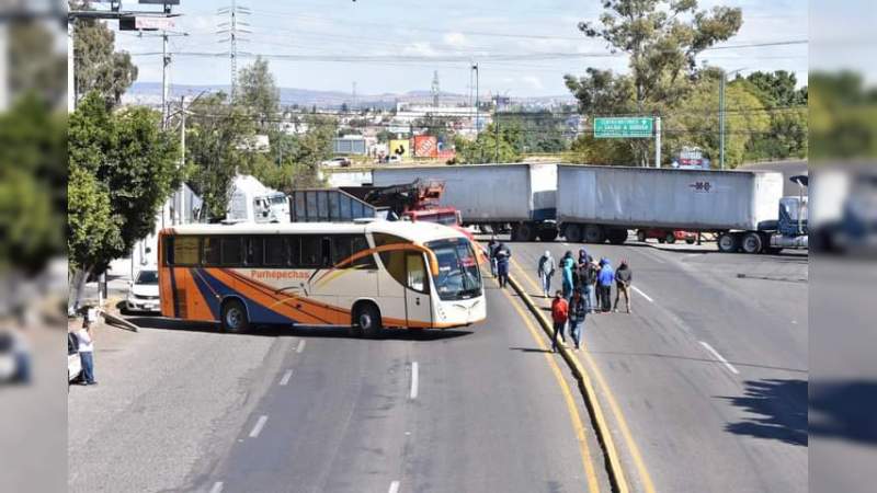 Normalistas bloquean este martes la salida a Pátzcuaro