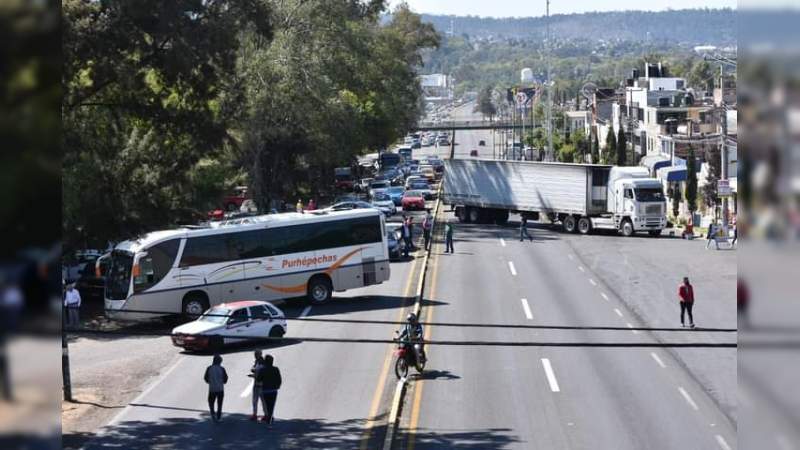 Normalistas bloquean este martes la salida a Pátzcuaro