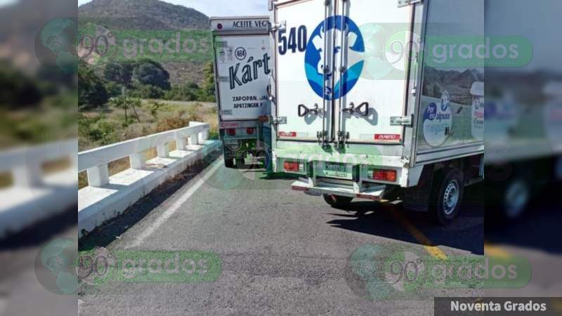 Se registran bloqueos en la carretera Apatzingán - Buenavista 
