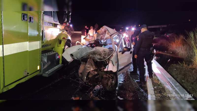 Un muerto y dos heridos deja trágico accidente entre miniauto y torton en la Siglo XXI