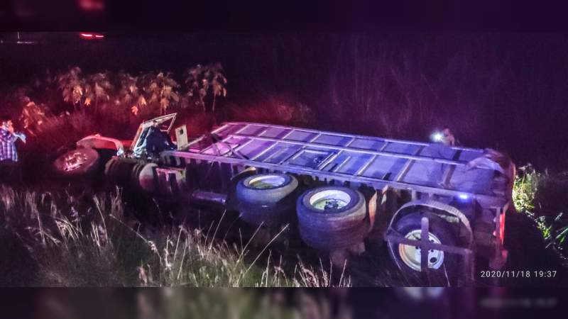 Un muerto y dos heridos deja trágico accidente entre miniauto y torton en la Siglo XXI