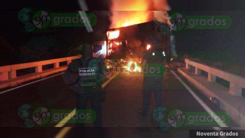 Bloquean la carretera Apatzingán - Buenavista con un camión quemado 