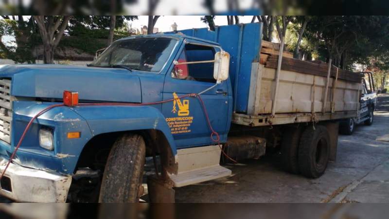 Asegura 4 mil litros de combustible presuntamente robado, en la carretera Morelia - Salamanca 