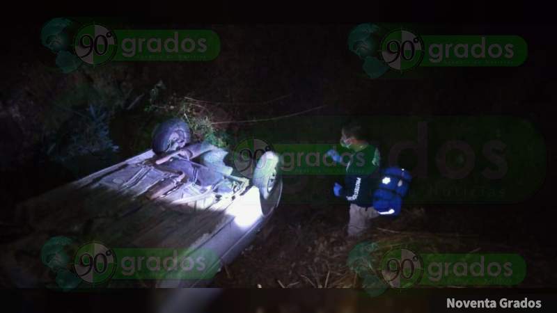 Vuelcan y abandonan un vehículo en Zitácuaro 