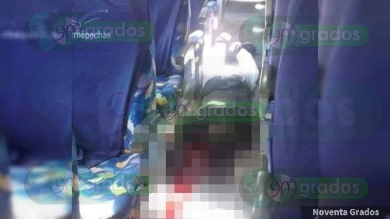 Asesinan a puñaladas a un pasajero de un autobús en Michoacán 