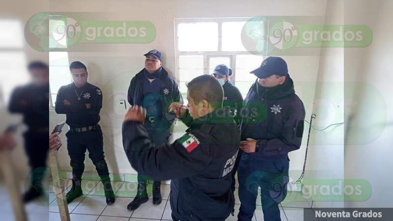 Estudiantes y pobladores retienen a 5 policías en Nahuatzen: Exigen liberación de  66 normalistas presos en Mil Cumbres