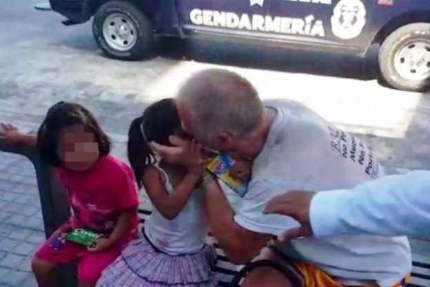 (Vídeo) Detienen a canadiense que besaba a niñas pequeñas en Acapulco - Foto 0 