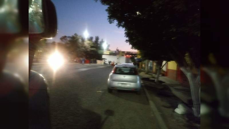 Normalistas realizan bloqueo en la salida a Pátzcuaro