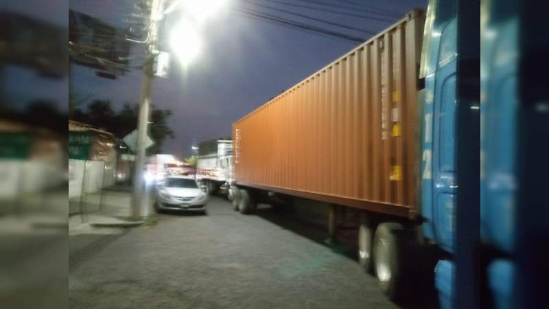 Normalistas realizan bloqueo en la salida a Pátzcuaro