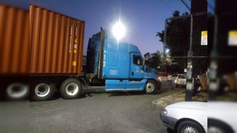 Normalistas realizan bloqueo en la salida a Pátzcuaro