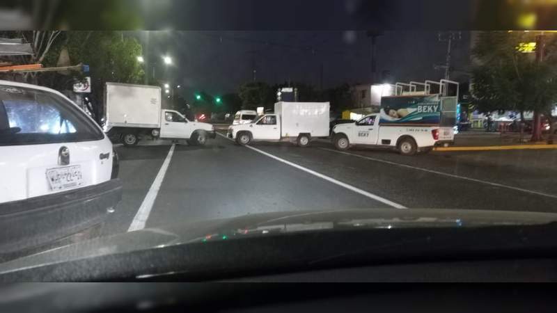Normalistas realizan bloqueo en la salida a Pátzcuaro