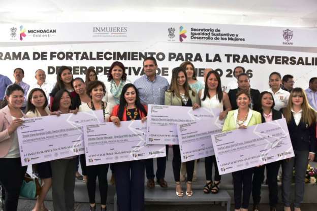 Silvano Aureoles entrega recursos del Programa de Fortalecimiento para la Transversalidad de Perspectiva de Género 