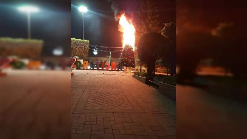En Tancítaro, Michoacán se incendia árbol de navidad de la plaza principal 